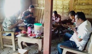 Warga Jatimulyo Perlakukan Anggota Satgas TMMD 110 Bojonegoro Seperti Ini